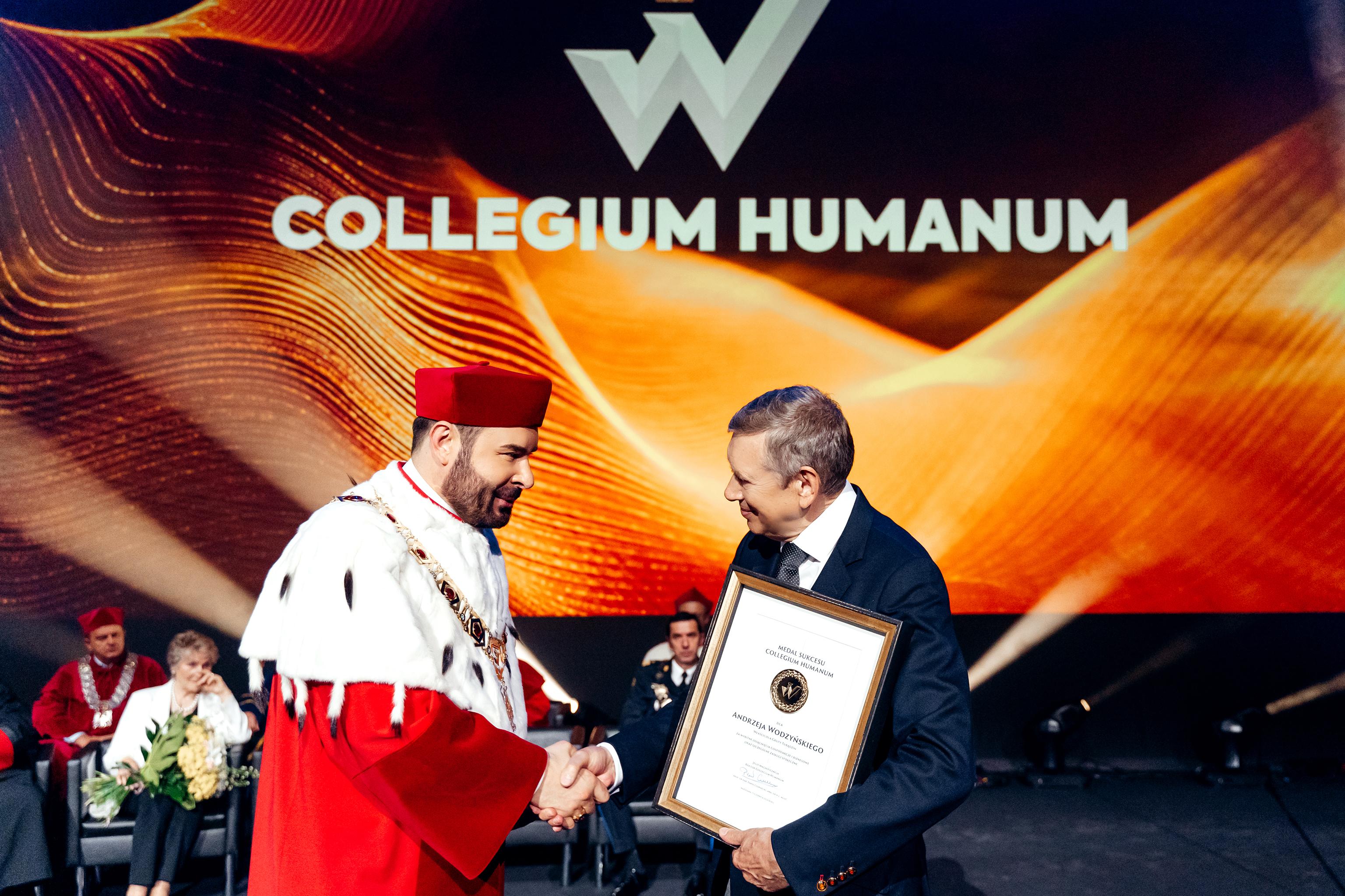 „Złoty Medal Sukcesu” dla Andrzeja Wodzyńskiego, właściciela Grupy Tubądzin
