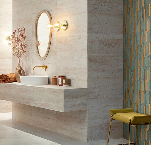Półki w łazience wykonane z płytek ceramicznych z kolekcji Tissue