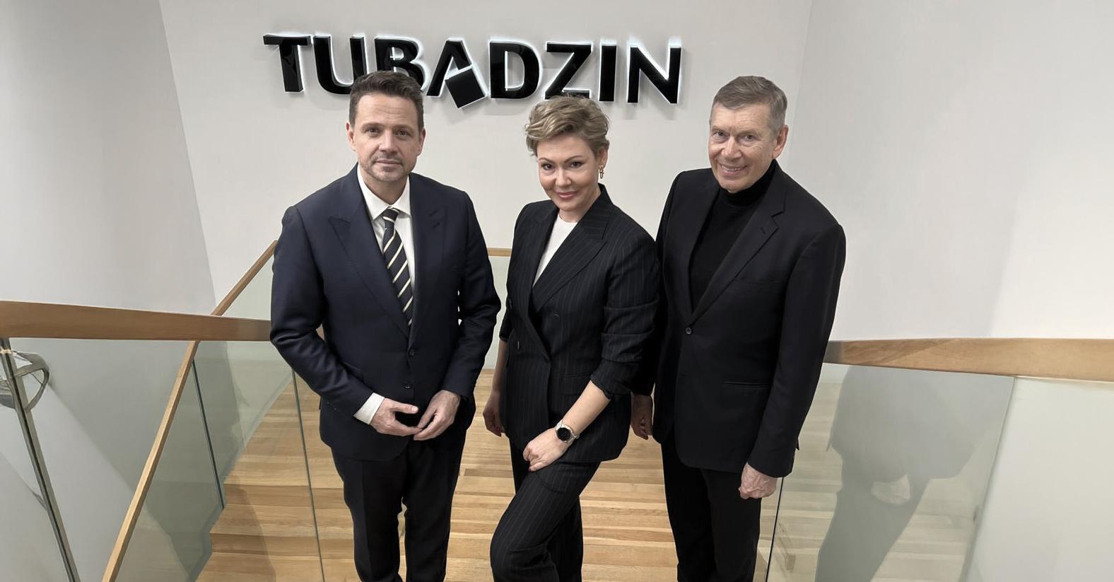 Prezydent Warszawy Rafał Trzaskowski odwiedził fabrykę Tubądzin w Sieradzu