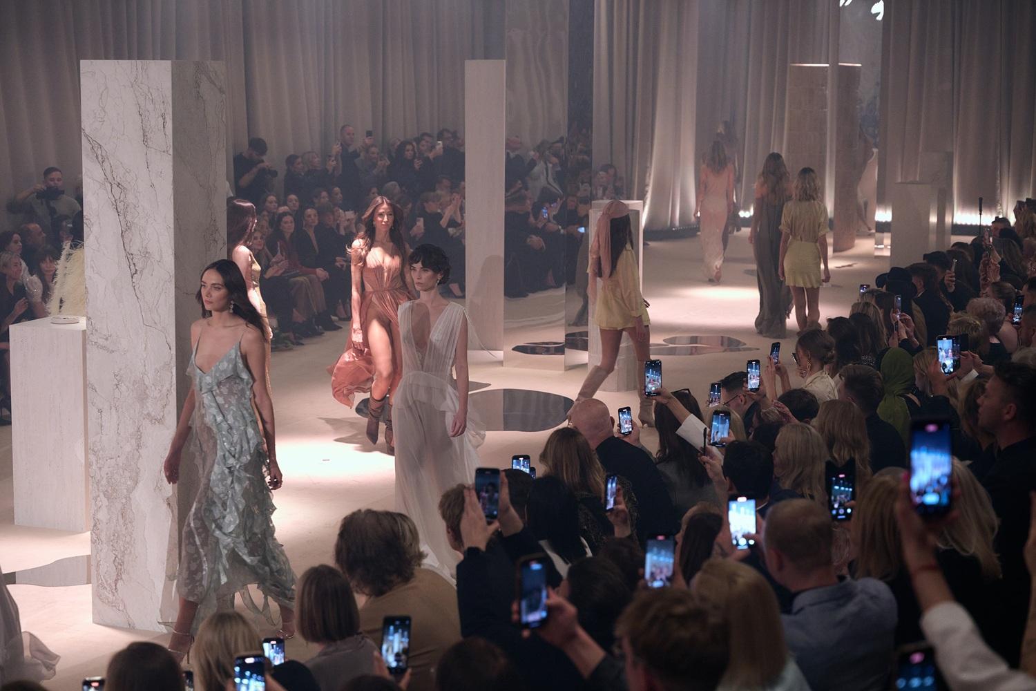 Maciej Zień i monumentalna podróż do świata marzeń – pokaz „Holiday Dream” w niezwykłej scenografii z płytkami Tubądzin