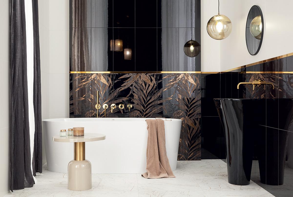 Czarna łazienka glamour ze złotymi dodatkami.