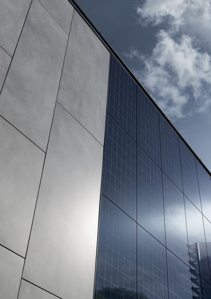Entwurf der Fassade mit Photovoltaiksystem eines Bürogebäudes